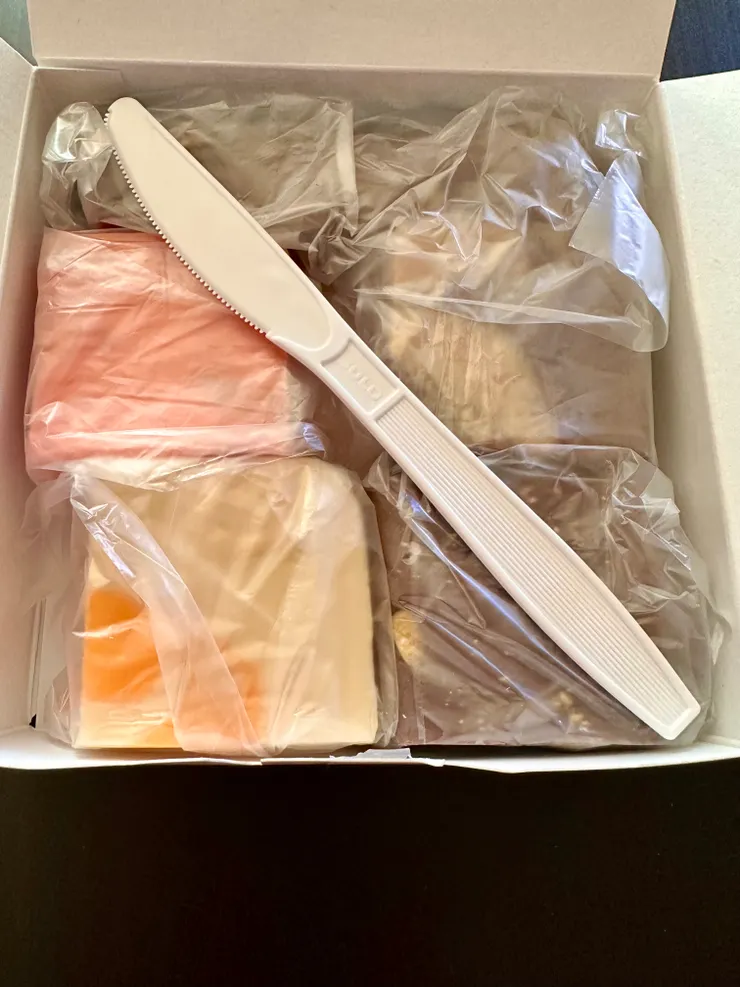 買回家盒裝的樣子，專賣店名叫「Mother Lode Mercantile」，還附一把小刀方便分食
