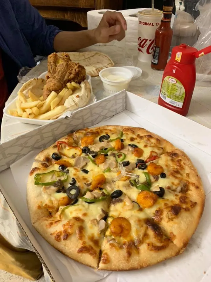 晚餐吃炸雞+pizza(台幣170)