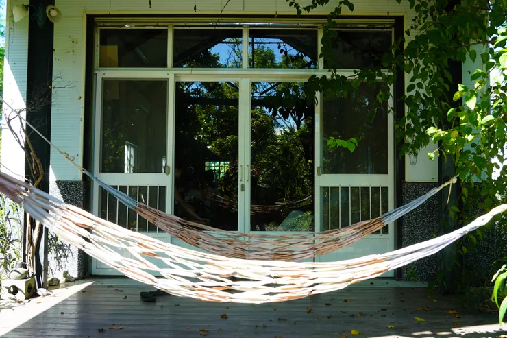 老闆：想吃什麼再點就好，可以先去躺吊床啊～