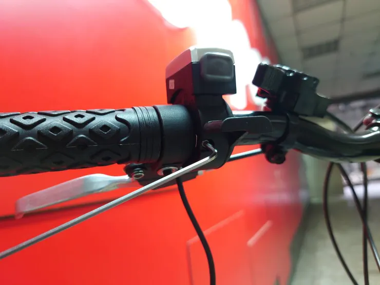 指撥油門鎖固螺絲位置