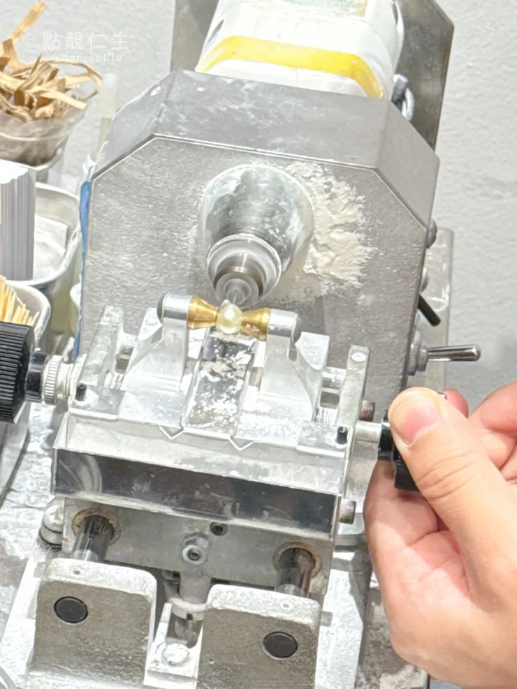 現場鑽洞由日籍師處理 有一台小機器