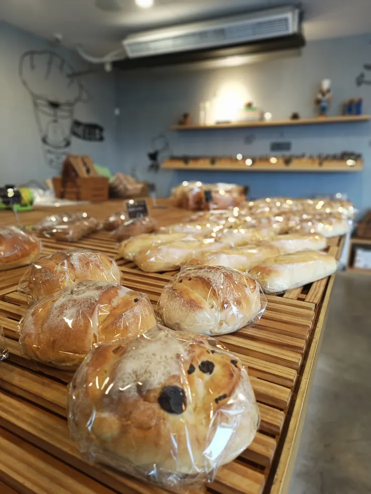 腰果與葡萄乾口味的日式窯烤麵包