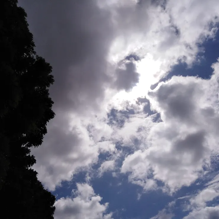 一團又一團，又厚又重的烏雲