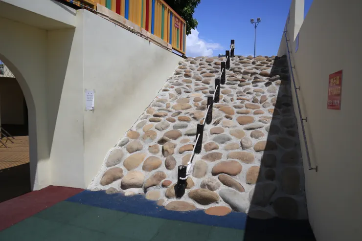 坡度略陡的卵石階