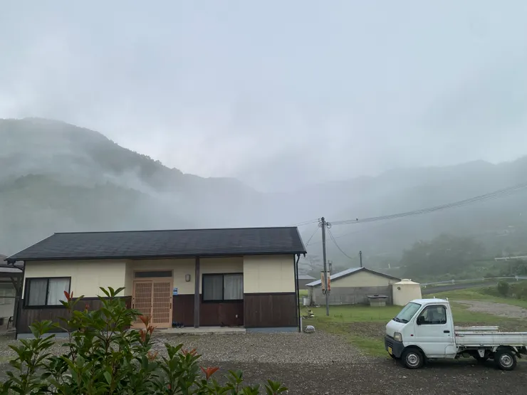 破曉快六點。探出窗外的景色～那個霧～超美