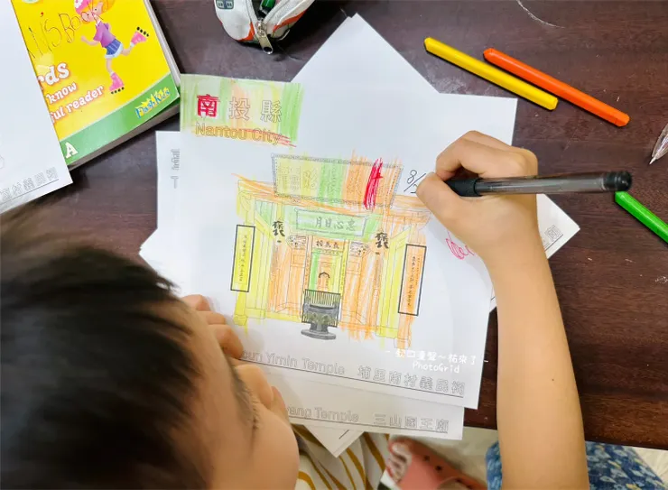 這是【臺灣館】現場提供的圖紙，14個縣市客家文化建築都可以帶回，讓孩子們來豐富這些建築的色彩。