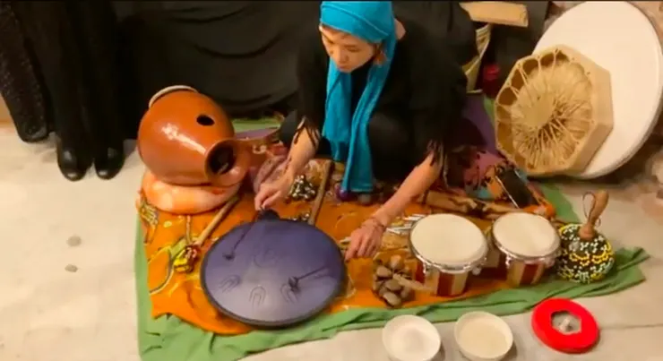 行為藝術家西娜娜於梅笑糧行祈福儀式 梵靈乾坤工作室提供