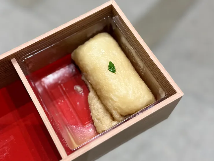 呈米黃色的腐皮注入了高湯，飽滿得像棉皮一樣！