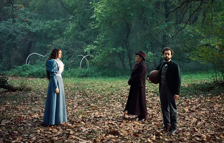 面容致敬科學怪人的醫生，與右邊看似純真擔當，到後面象徵包容的醫生學生