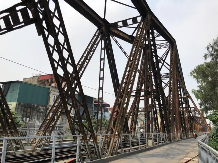 慢步(?)在龍邊橋上