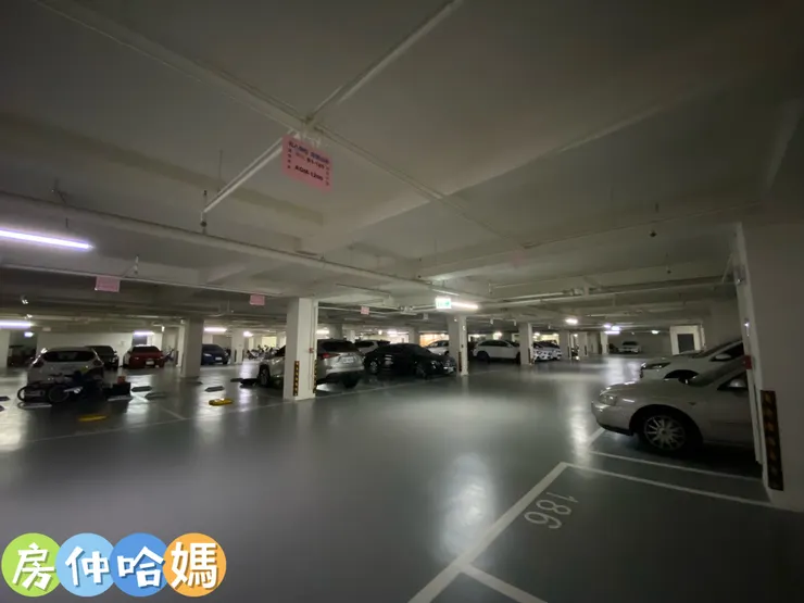 寬敞的停車空間，定時二氧化碳排氣，地下室不會悶熱難受，有異味