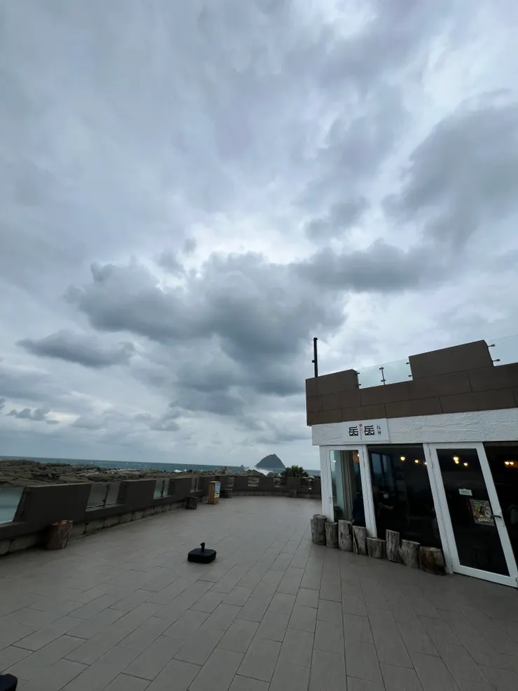 屋外是無邊際的大海，浪一層一層推向岸邊