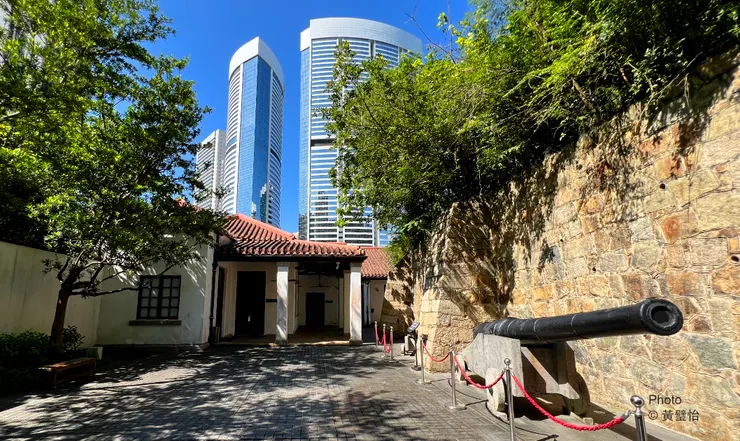 古砲和瓦頂屋,與香港現代的天際線形成特色的對比。