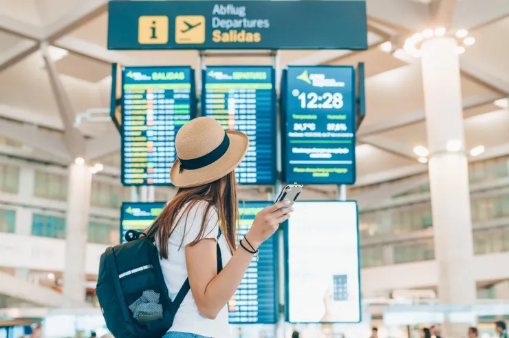 設定好妳出門上班或出國旅遊時自動啟動掃地機器人，當妳疲憊地推開家門，迎面而來的是一塵不染的清新感。 圖/123RF圖庫