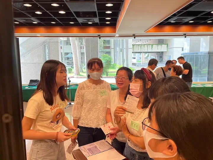 觀眾對同學流利的分享好感興趣，不斷追問，結束時大力稱讚，捨不得時間到。