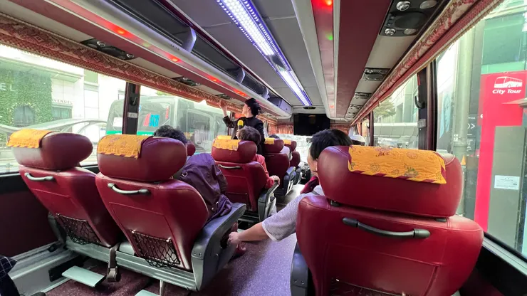 今天換三排椅座車，是東南旅行社自有的。