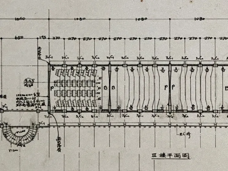 階梯教室的桌椅左右排微向中央調整