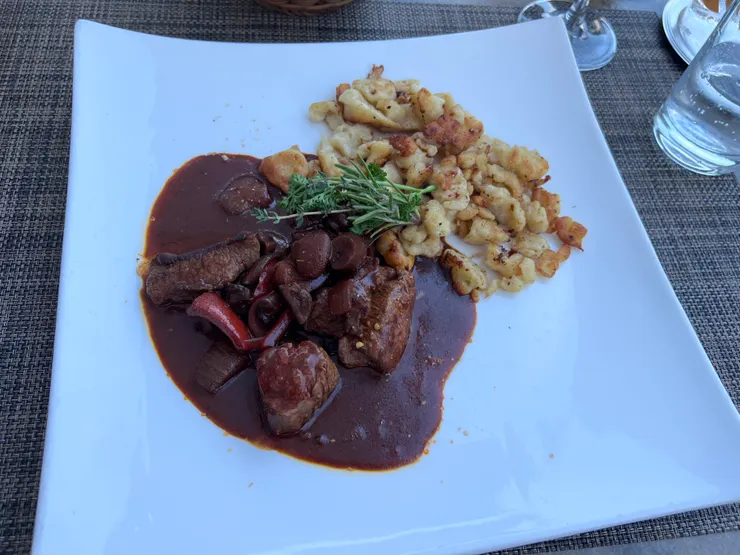 小牛肉和麵疙瘩的料理，驚艶