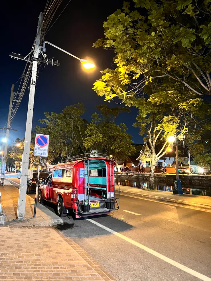 飯店門口就停了一台雙條車