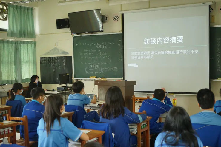 透過與家中長輩對話的聲音採集，嘗試開啟代間的交流契機，也使語言學習回到生活情境當中。