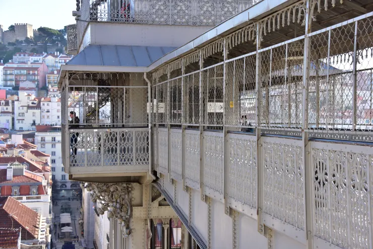 升降機的空橋連接卡爾莫廣場和聖胡斯塔大街兩地