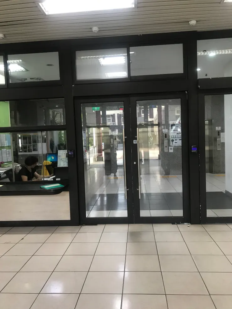 這扇自動門,每分鐘都有人走進來,但沒有人真正離開。