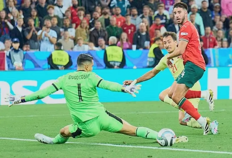 奥耶沙保妙射入網助西班牙領先2:1