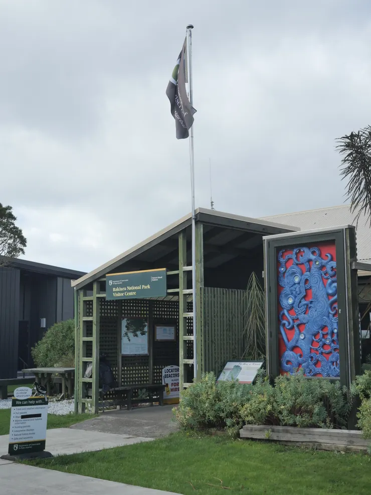 保育部的遊客除了有天氣資訊與裝備採買外，還有有關生態、山屋等的主題展覽。