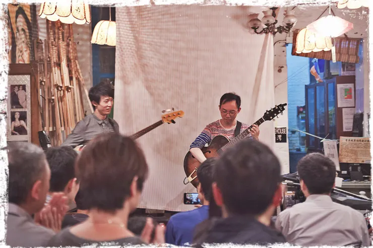 現場朋友可以聽到MARK 跟浩示範了爵士樂的傳統玩法: 前奏, 主題, 即興, 主題, 尾奏~~~~