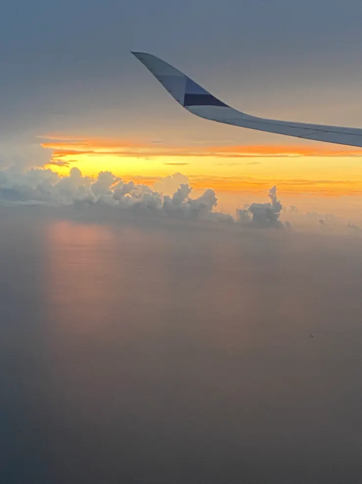 穿越雲海和晚霞，我們飛往那個我熟悉、女兒即將探索的國度：英國。