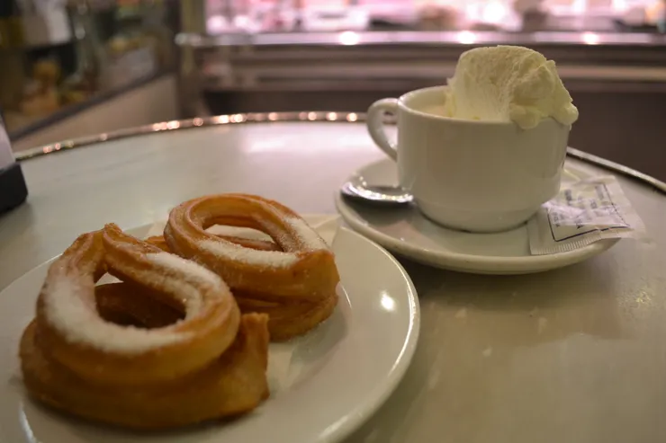最純粹的糖粉吉拿棒，配上一杯奶油點綴的濃巧克力，是熱量爆炸的甜蜜滋味。