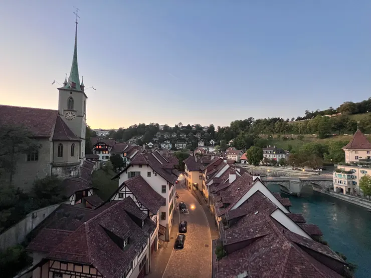 不知不覺走到了河邊，忍不住佇足欣賞著