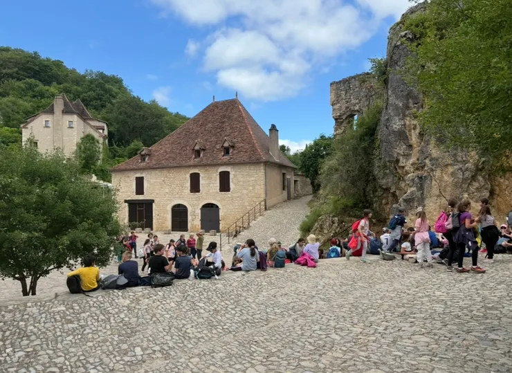 遇到戶外教學的小學生們