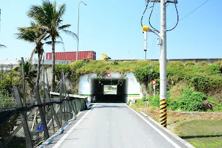 這裡以涵洞的方式和國道一號立體交叉(溪湖へ)
