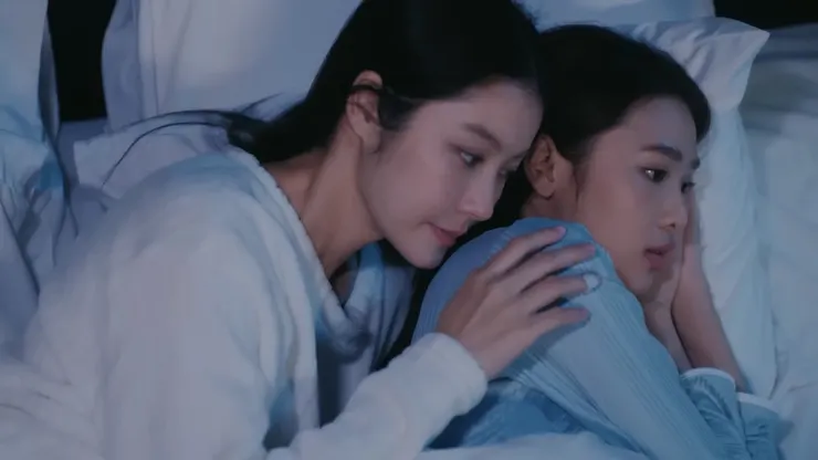 無名指上的OK繃還貼著