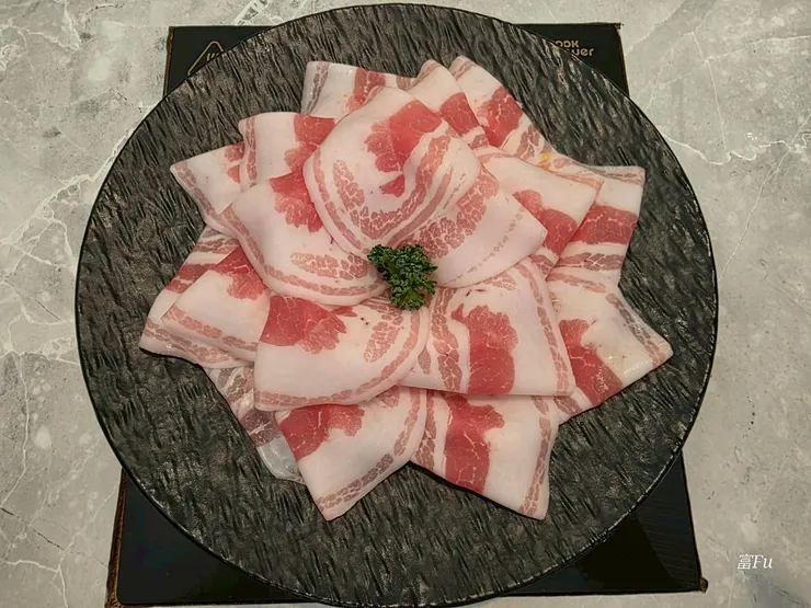 台灣嚴選五花豬。很神奇，吃起來完全不會油膩，口感QQ的像是肉凍一樣。