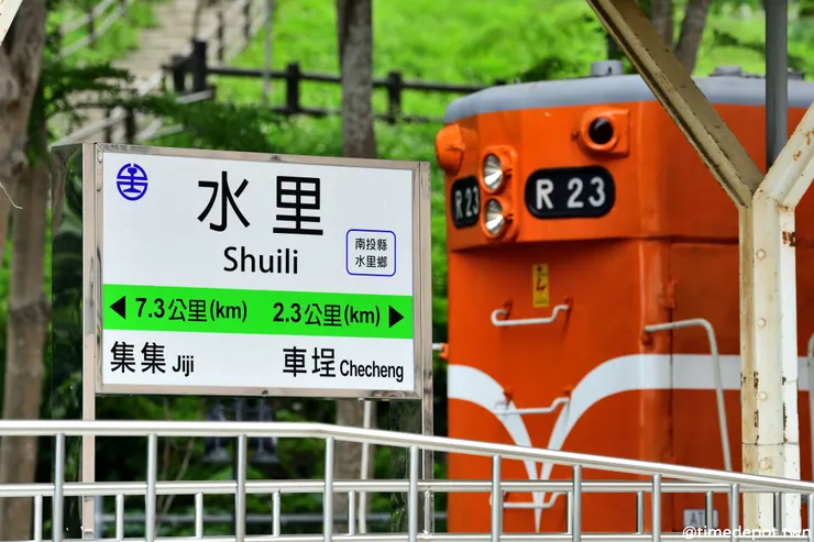 集集線末段睽違多年終於等到火車來到！而且還是稀客R20型