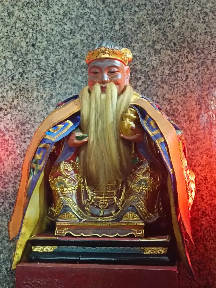 三姓媽廟虎邊神龕供奉的 土地公