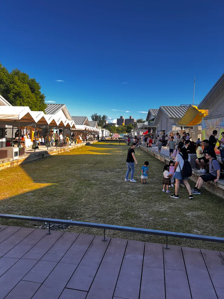 熱鬧的人群，有的野餐、有的參加當期的多肉市集