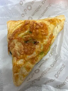 例如營建股先前因為打房政策，不僅連吃跌停板從相對高點跌下來，連搶反彈的力道都很弱。等到被投資人遺忘的差不多之後，就來一根奮起的大紅K，主力已經以優惠價格取得相當的籌碼了。