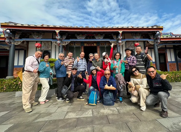 同學們遊園分分合合，在成美公堂會集了大多數人，來張合照。
