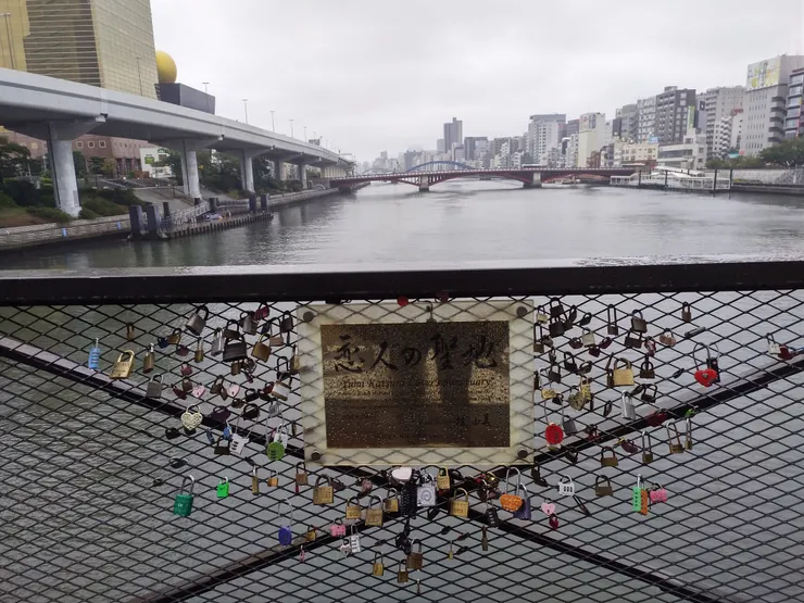 這裡也有愛情鎖，這應該算過時很久了？