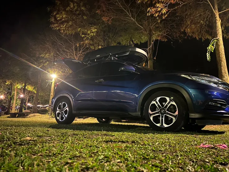 晚上的猴洞坑，燈光明亮。