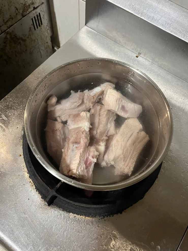 燙過洗淨的排骨重新入鍋煮，就比較不會有腥味跟髒汙。