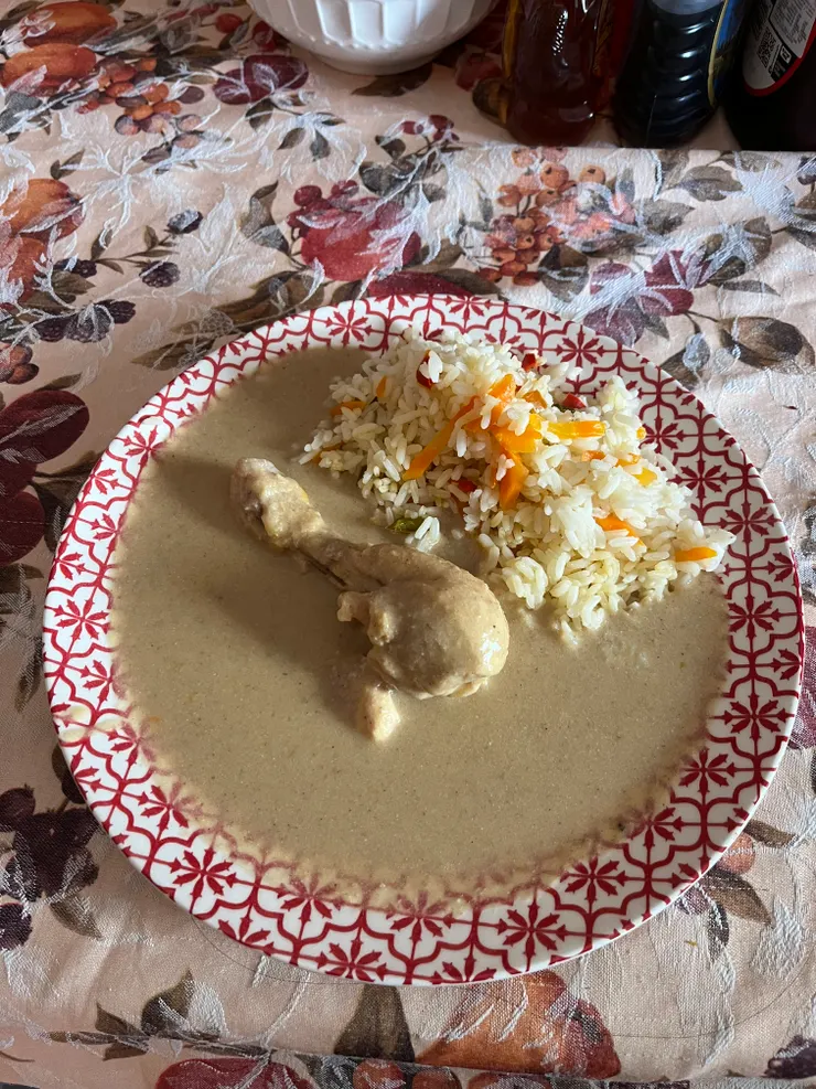 瓜地馬拉午餐，瓜地馬拉燉肉pepian，吃起來略有點像咖哩，每家都有自己的食譜