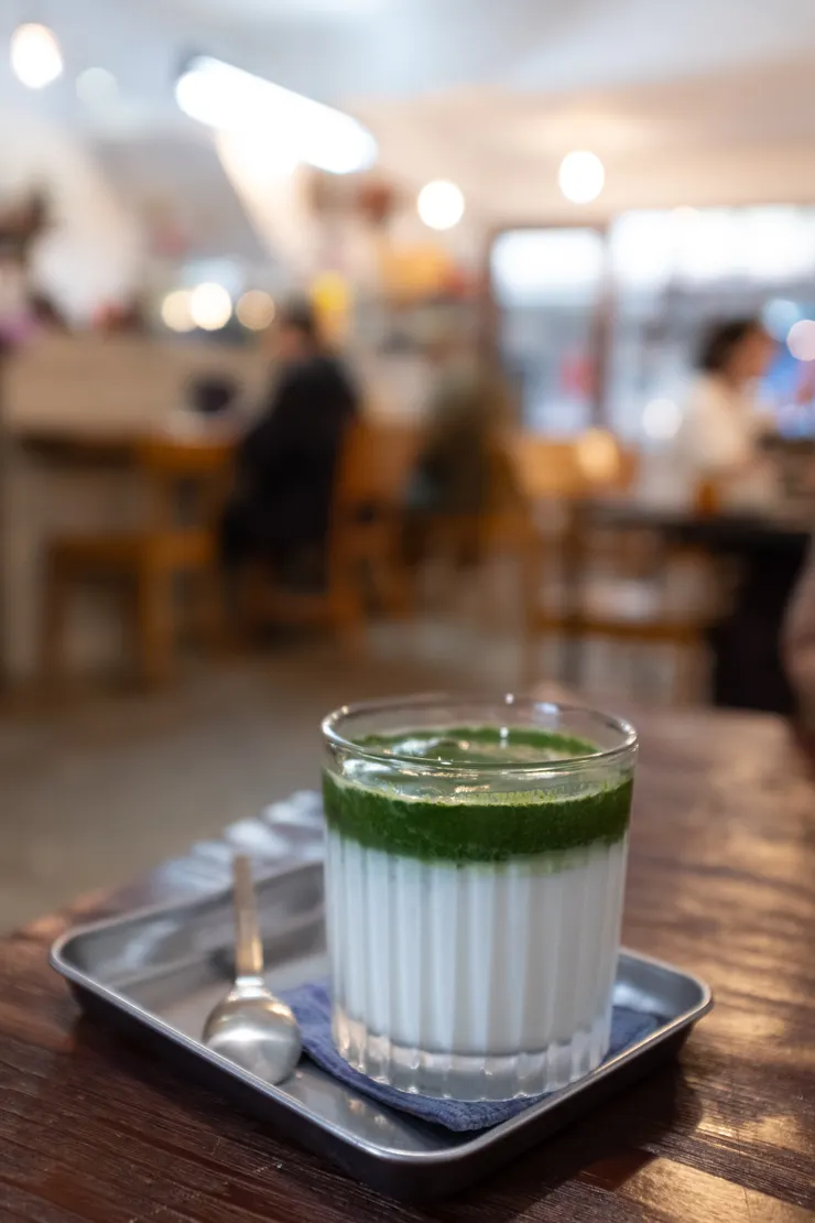 冰的抹茶牛奶，會附一根小湯匙攪拌