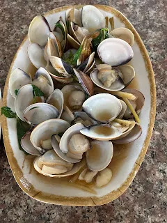 舉例而言,或許每一對父母在有了孩子之後,會擔心育兒的費用從何而來。因為並不是已經準備好所有的支出費用才有了孩子,但孩子也就這樣慢慢長大了。換言之,並不是有了足夠的金錢才開始養育孩子,而是因為有了孩子,金錢才跟著出現的。當然,這其中會存在著許多例外的情況,會有那種什麼都準備好的家庭,也有那種什麼都沒準備好的家庭。月光想要強調的是,想把孩子養育成人的那種心情。