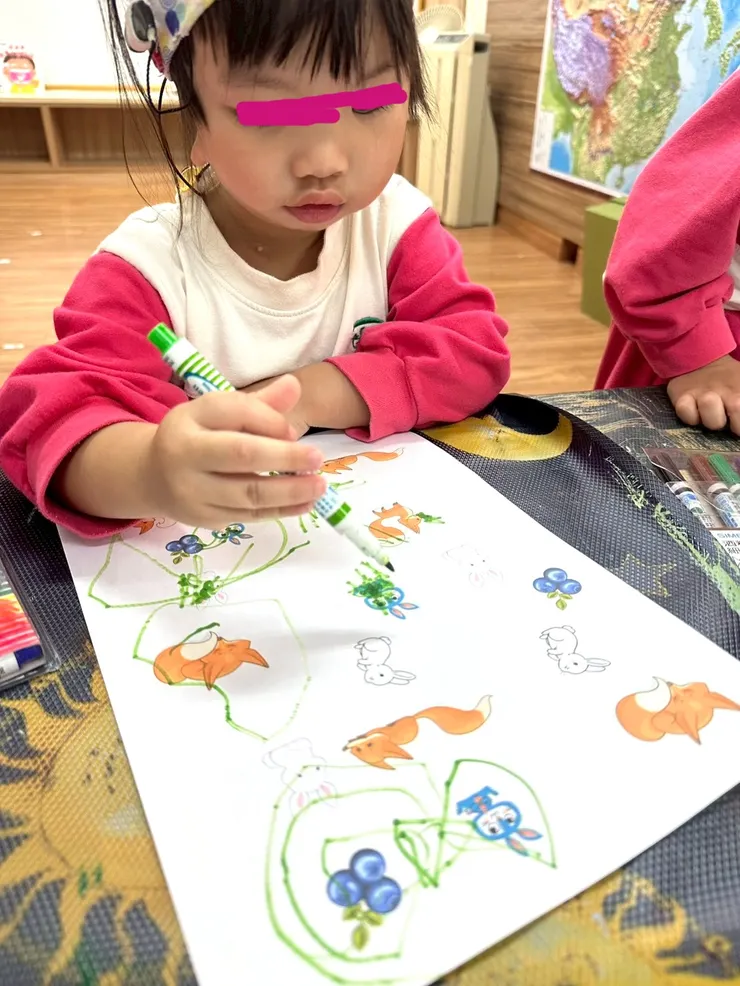 有的孩子把兔子藏起來, 有的孩子把狐狸抓起來, 大家的方式都不一樣的好