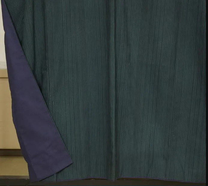 蔦重的和服，內裡是深藍色