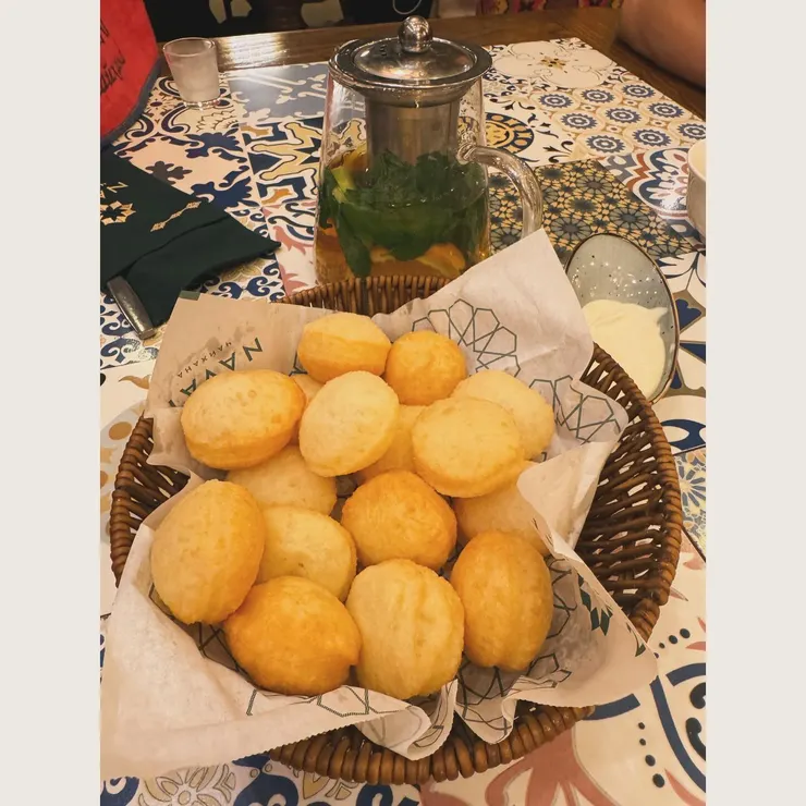 QQ麵包空心球本人，麵粉做的中間空心，可說是麵粉版的地瓜球，沾酸奶醬很好吃